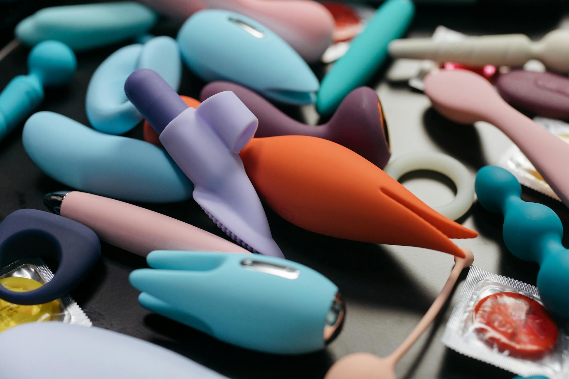 Zwei Frauen halten bunte Vibratoren, ein Zeichen von Selbstermächtigung und Körpererkundung in stabilen Beziehungen