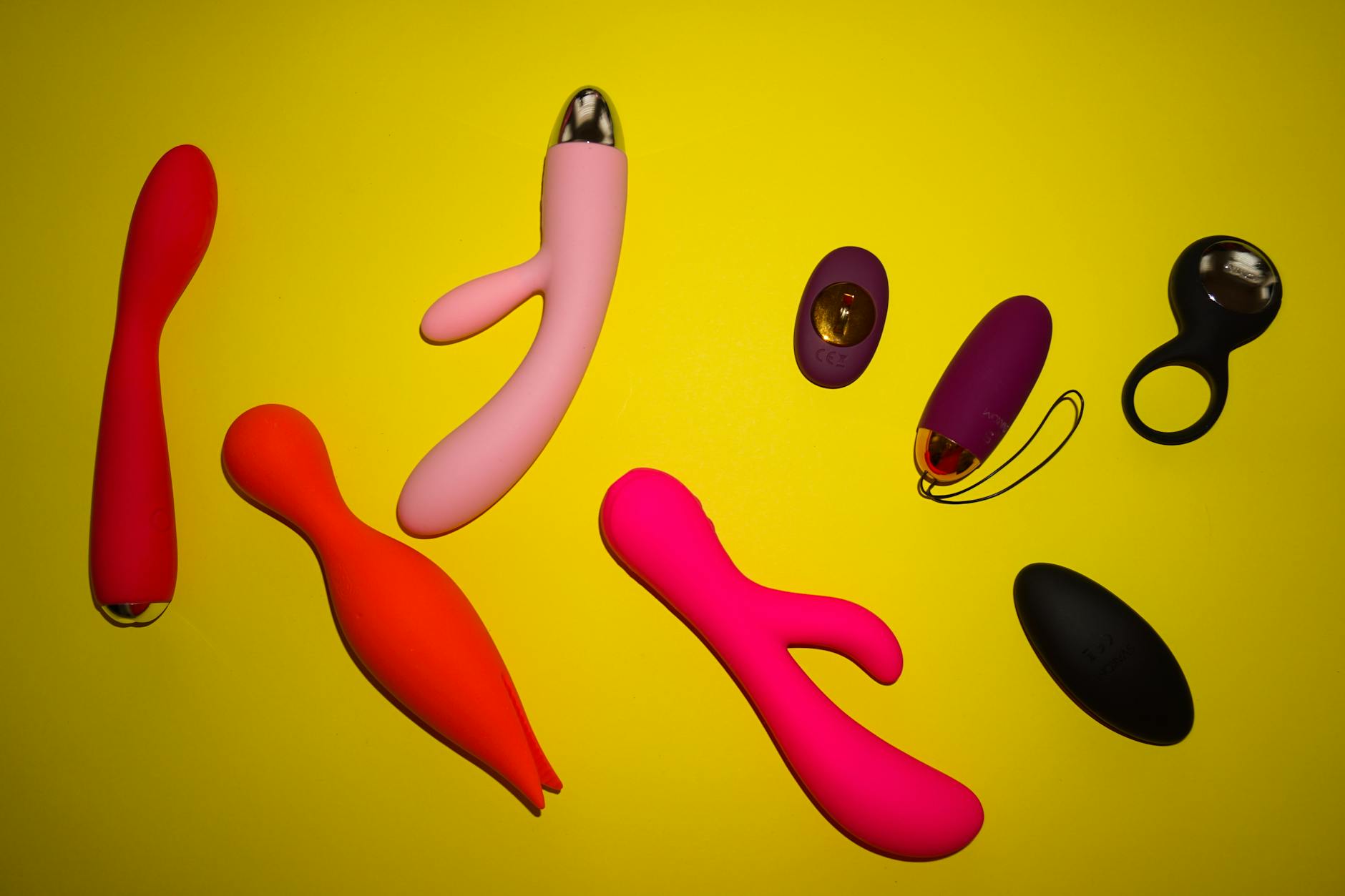 Nahaufnahme: Hände halten einen eleganten blauen Lemon-Vibrator vor violettem Hintergrund